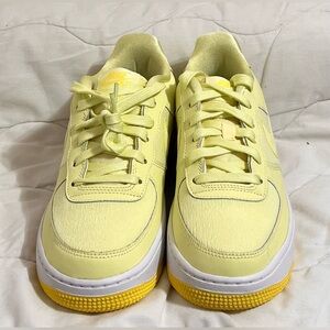 EUC Nike Air Force 1 LV8 GS Citron Tint Yellow Boy shoes size 6 (6 Big Kid)